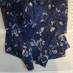 White House Black Market Navy Floral Blouse With Ruffled Neck Size 2